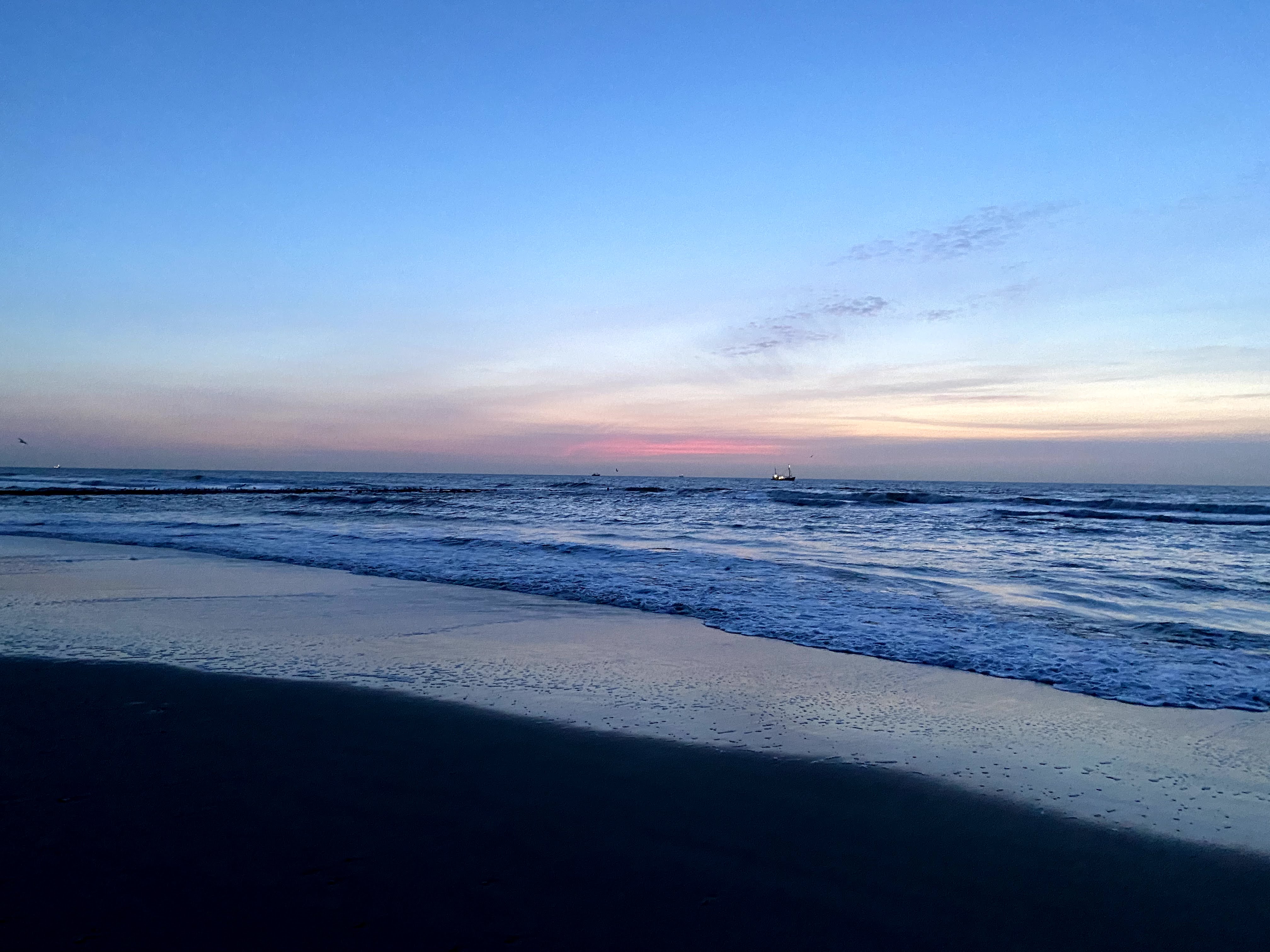 Strand in de schemering